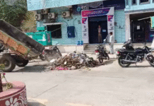 पालिका ने बैंक के बाहर ही खाली कर दी कचरे की ट्रॉली