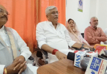 नारेडा बाईपास हादसे के बाद बढ़ा आक्रोश, शव रखकर धरने पर बैठे ग्रामीण