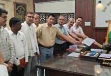 पदोन्नति तिथि अंकन की मांग को लेकर प्रधानाचार्यों ने सौंपा ज्ञापन