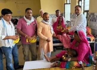 भंवर जितेंद्र सिंह के जन्मदिन पर फल वितरण एवं केक काटकर मनाया कार्यक्रम