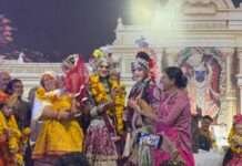 राधा-कृष्ण और सुदामा की आकर्षक झांकियों ने श्रद्धालुओं का मन मोहा