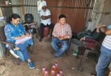 बोतलों में पेट्रोल बेचने वालों पर कार्रवाई, 26 लीटर ईंधन जब्त