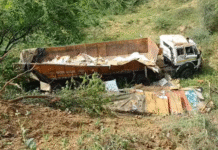NH-59 पर अनियंत्रित ट्रेलर खाई में गिरा, बड़ा हादसा टला