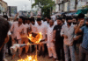 जंतर-मंतर लाठीचार्ज के विरोध में केंद्रीय शिक्षा मंत्री धर्मेंद्र प्रधान का पुतला दहन