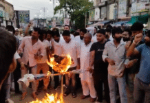 जंतर-मंतर लाठीचार्ज के विरोध में केंद्रीय शिक्षा मंत्री धर्मेंद्र प्रधान का पुतला दहन