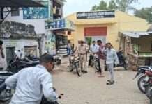 स्कूल के मुख्य द्वार के सामने खड़ी 8 मोटरसाइकिलों पर पुलिस की कार्रवाई