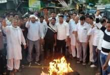 लोसल में कांग्रेस प्रदर्शन, दिल्ली लाठीचार्ज के विरोध में पीएम मोदी का पुतला फूंका