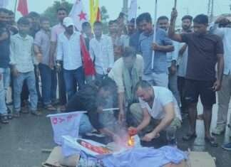लोसल में एसएफआई-डीवाईएफआई का प्रदर्शन