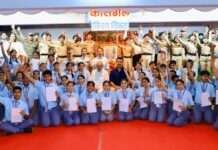 भावनाओं की स्याही से शहीद परिवारों तक पहुंचा बच्चों का सलाम