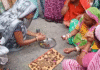 गोबर से राखी-दीपक बनाकर महिलाएं बन रहीं आत्मनिर्भर
