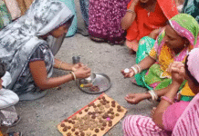 गोबर से राखी-दीपक बनाकर महिलाएं बन रहीं आत्मनिर्भर