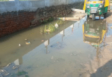 गंगापुर सिटी में बड़ा हादसा टला: गहरे गड्ढे में फंसी स्कूल बस