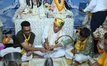 श्रावण के पहले सोमवार देवस्थान मंत्री जोराराम कुमावत ने किया रुद्राभिषेक