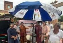 महावीर इंटरनेशनल वीरा केंद्र ने जरूरतमंद ठेला विक्रेताओं को वितरित की छतरियां