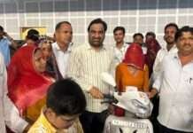 हनुमान बेनीवाल ने दिव्यांगजनों को बांटीं डीएमएफटी मद से स्वीकृत स्कूटियां