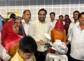 हनुमान बेनीवाल ने दिव्यांगजनों को बांटीं डीएमएफटी मद से स्वीकृत स्कूटियां