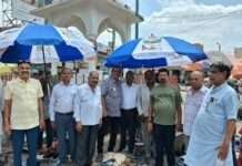 जरूरत मंदों को महावीर इंटरनेशनल केंद्र की ओर से की गई छतरीया वितरित