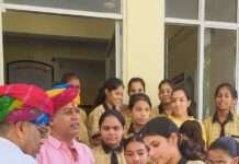 छात्राओं ने ‘रक्षकों को बांधा रक्षासूत्र’, पुलिसकर्मियों की कलाई पर बांधी राखी