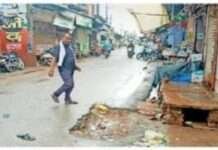 बरसात में धंसी मिट्टी, मुख्य बाजार की सड़क पर बने गड्ढे