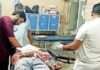 मोबाइल पर बात करते बाइक सवार का हादसा, ब्रेकर पर गिरा