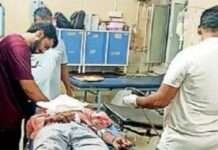 मोबाइल पर बात करते बाइक सवार का हादसा, ब्रेकर पर गिरा