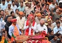 उदयपुर में सीएम का रोड शो, बोले- डबल इंजन को बनाएं ट्रिपल इंजन