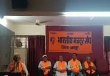 सांसद कोटे से बनी सड़क बदहाल, जलभराव और गड्ढों से हादसों का खतरा