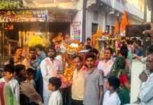 गुलाल से सराबोर हुए आठ मंदिरों के ठाकुर जी