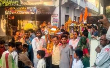 गुलाल से सराबोर हुए आठ मंदिरों के ठाकुर जी
