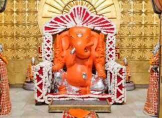 शरद पूर्णिमा पर मोती डूंगरी गणेश जी का भव्य श्वेत शृंगार