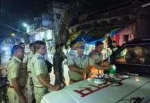ड्यूटी के बीच खाकी ने मनाया जन्मदिन, कोतवाली थाना प्रभारी ने कटवाया केक